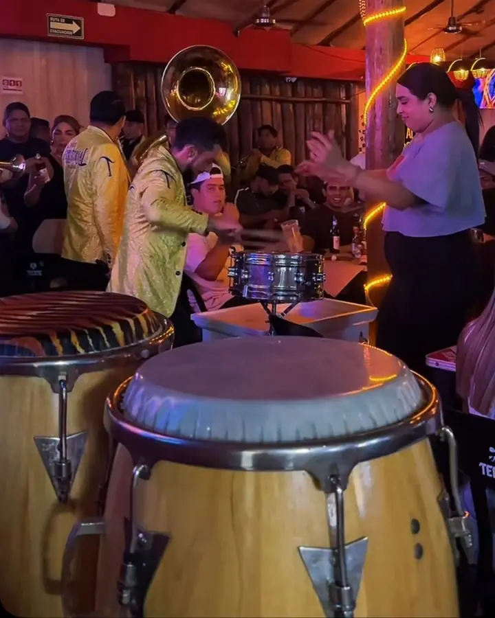 Banda tocando entre las mesas