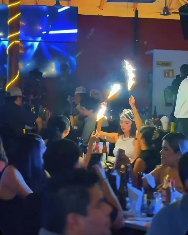 Botellas con bengalas en la noche