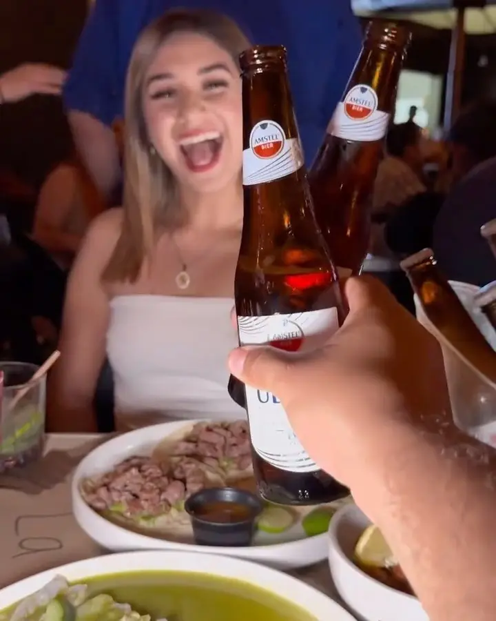 Brindis con cerveza en el Torito