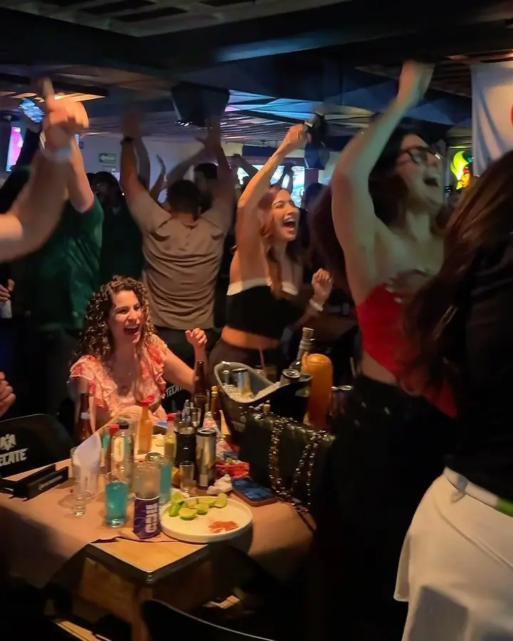 Gente bailando y celebrando en el Torito